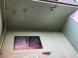 Aplicando pintura al interior del shelter